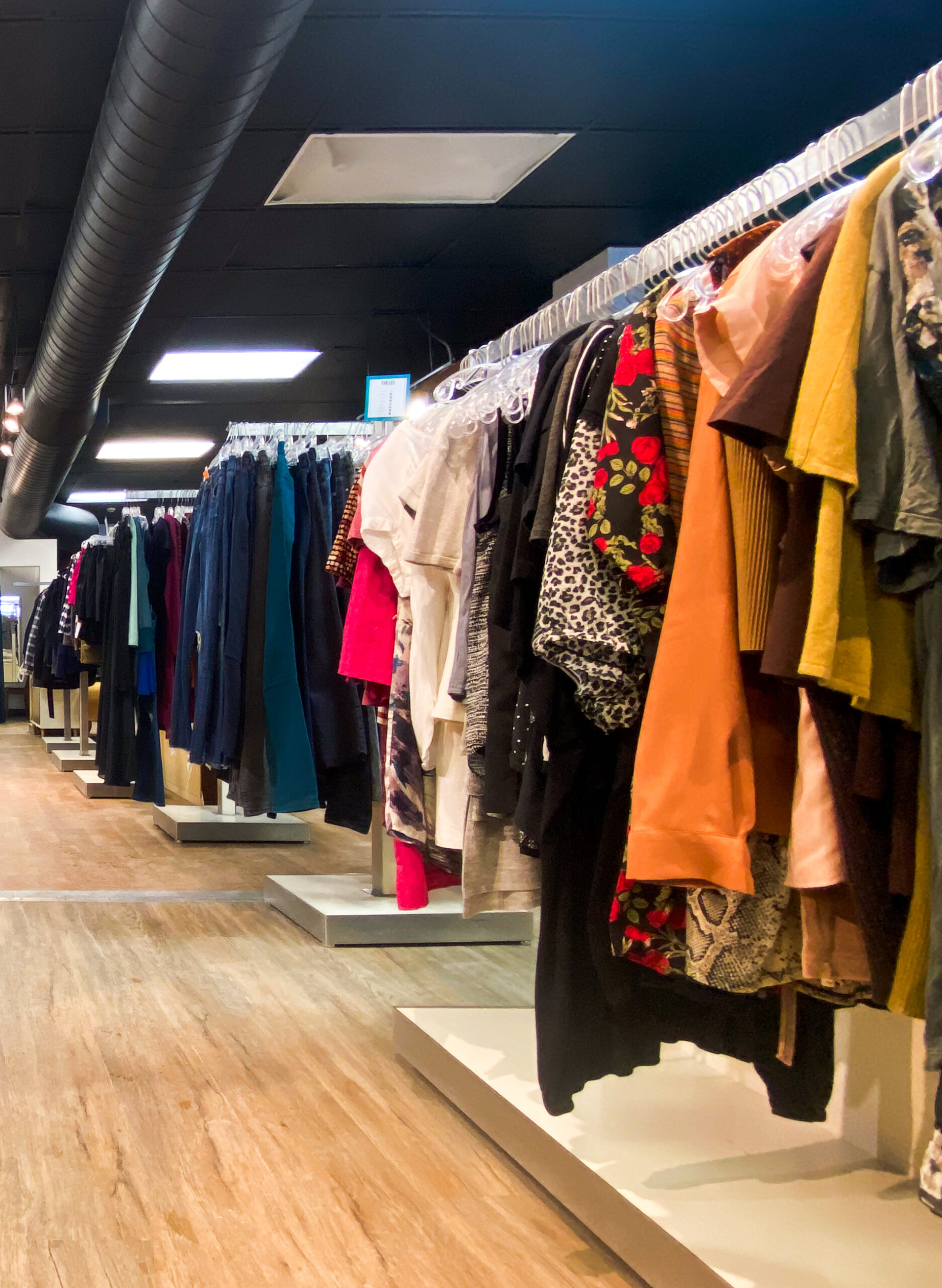 : Vêtements de seconde main présentés dans la friperie solidaire L'Annexe à Compagnons de Montréal.