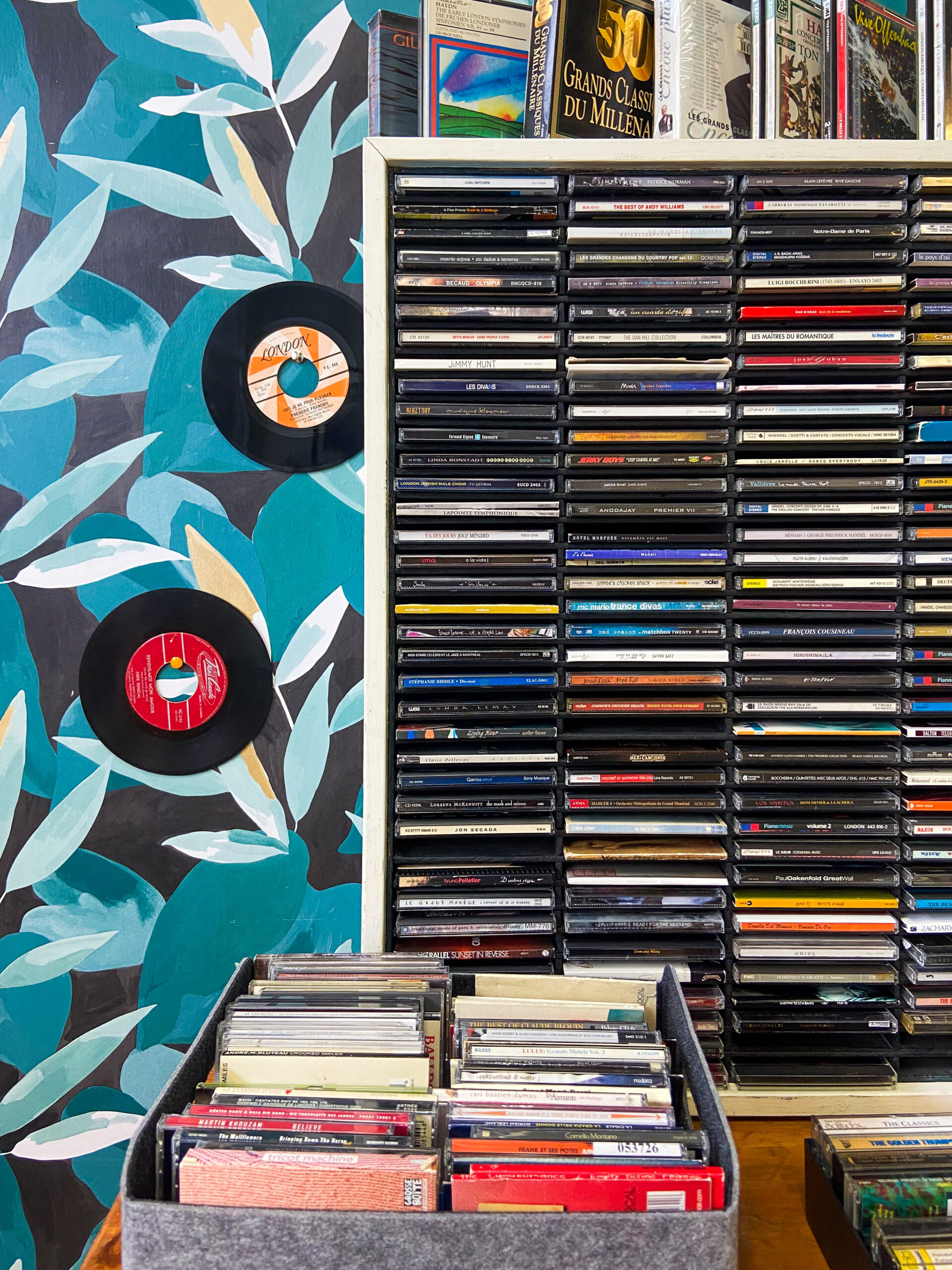 Collection de disques et de livres de seconde main à la friperie solidaire L'Annexe de Compagnons de Montréal.